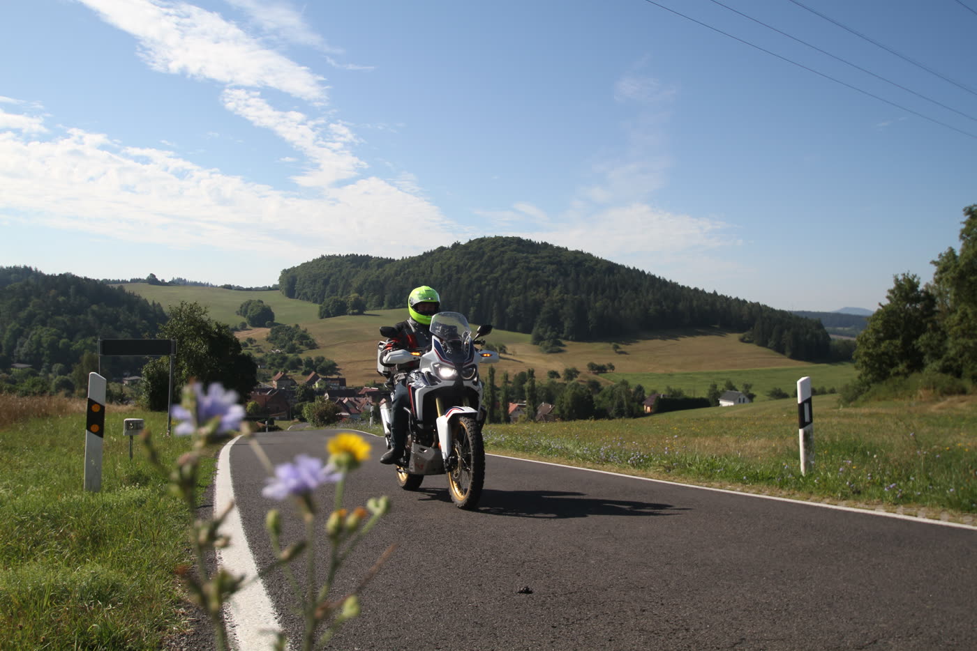 Motorrad auf der Landstraße bei Bischofrod vor sanften Hügeln Motorrad auf der Landstraße bei Bischofrod vor sanften Hügeln