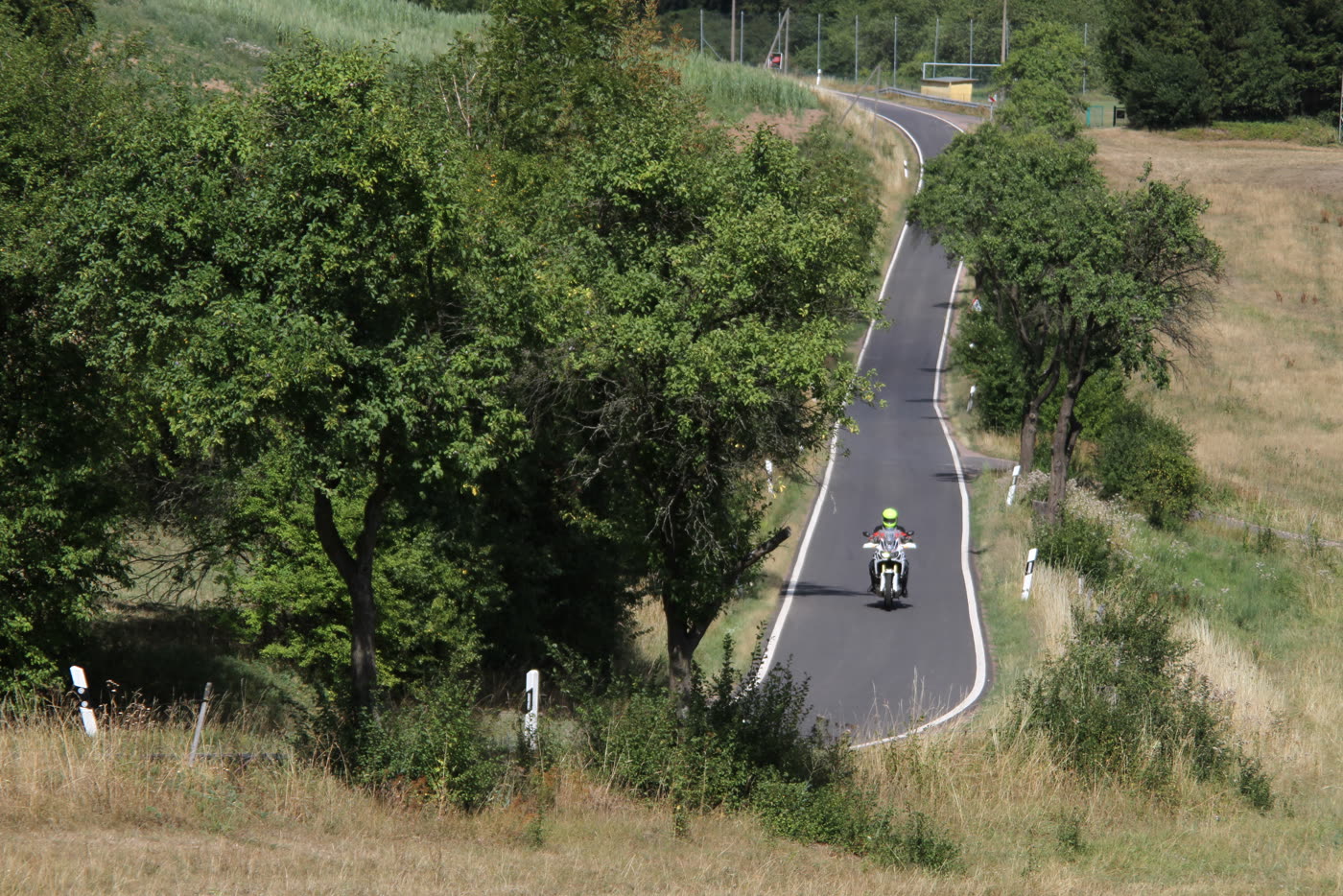 Motorrad auf der abfallenden Straße zwischen Eckardtshausen und Wackenhof Motorrad auf der abfallenden Straße zwischen Eckardtshausen und Wackenhof