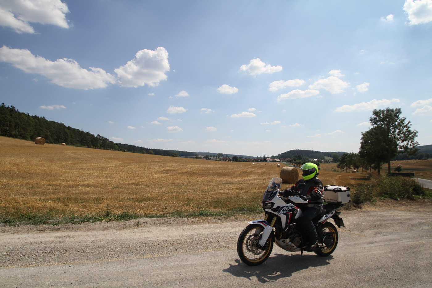 Motorrad am Rand eines Feldwegs mit Blick über das Grabfeld Motorrad am Rand eines Feldwegs mit Blick über das Grabfeld