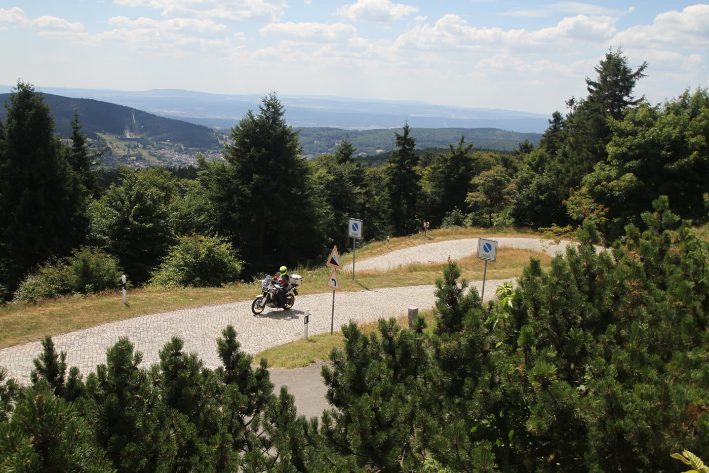 Auffahrt zum Großen Inselsberg mit weitem Blick über das Vorland