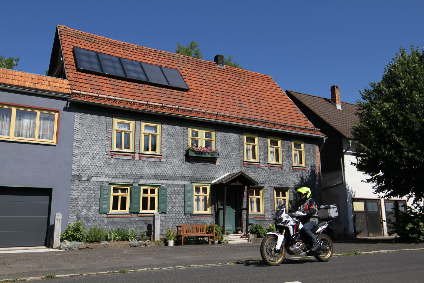Motorrad in der Ortsdurchfahrt von Marisfeld Motorrad in der Ortsdurchfahrt von Marisfeld