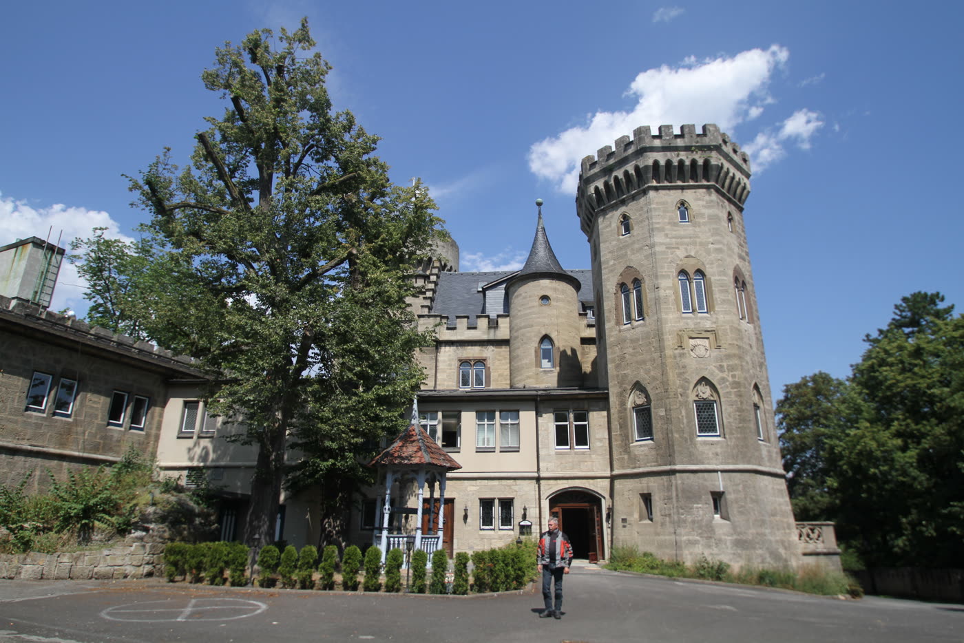 Türme von Schloss Landsberg bei Walldorf über den Bäumen Türme von Schloss Landsberg bei Walldorf über den Bäumen